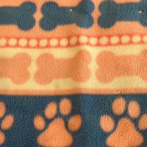 Cozy fleece Pet Blanket with Paw bone and Heart Design - Pink and Blue - Picture 8 of 8